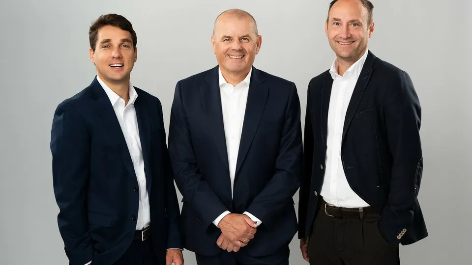 Die Geschäftsführung von Ayvens Deutschland: v.l.n.r.. Maxime Verneau, Martin Kössler, Dr. Stefan Koch.  Nach dem Zusammenschluss von ALD Automotive und Leaseplan tritt das Unternehmen unter neuem Namen im deutschen Flottenmarkt an.